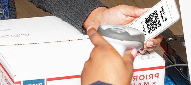 客户出示美国邮政标签代理QR码，打印标签并在邮局柜台运送包裹.