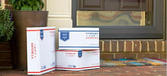 住宅外的美国邮政包裹领取箱.